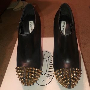 Steve Madden Black and Gold spiked heel…5inch heel